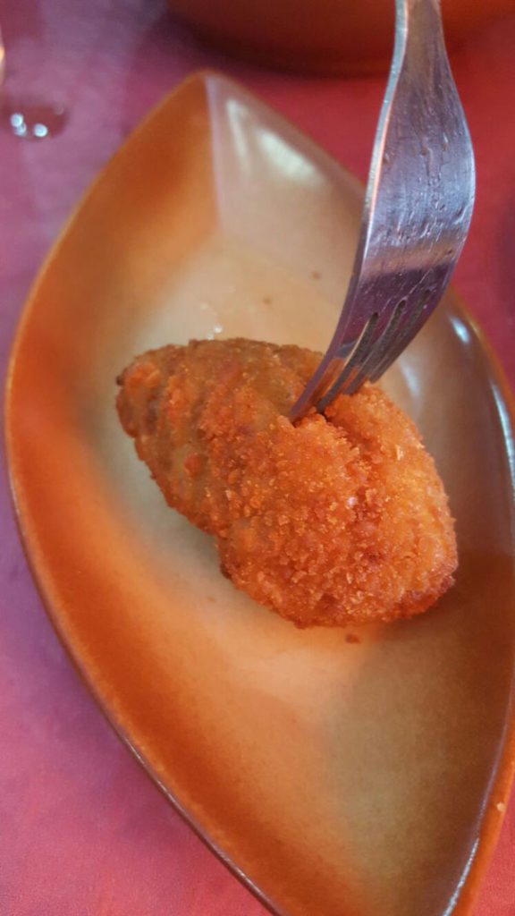 En el momento de pinchá…en Talola Roberto Rodríguez a través del uasatapa envía esta “caza”, en concreto, la instántanea ha sido realizado en el momento sublime, en el de pinchá la croqueta. La foto ha sido realizada a una croqueta del puchero y se ha hecho en el bar La Cocina de Talola, que está en la carretera de La Barrosa, a la altura de la urbanización Los Gallos. Su teléfono es el 956492439.