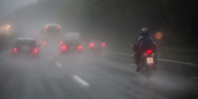 Consejos para conducir en moto con lluvia