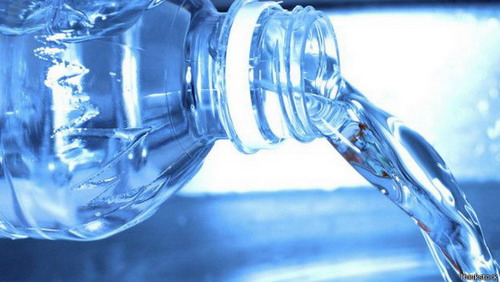 Por qué debe evitar beber agua en botellas de plástico